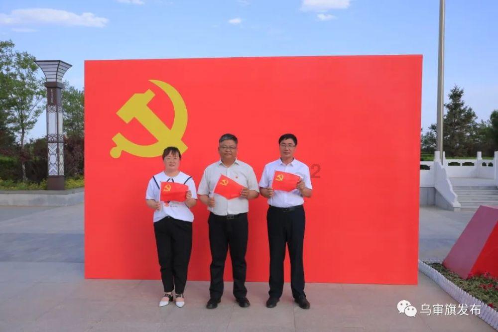 印度海军称出动在亚丁湾部署的驱逐舰协助起火油轮灭火